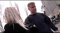 Блонда сосет член молодчика в кустах около дороги